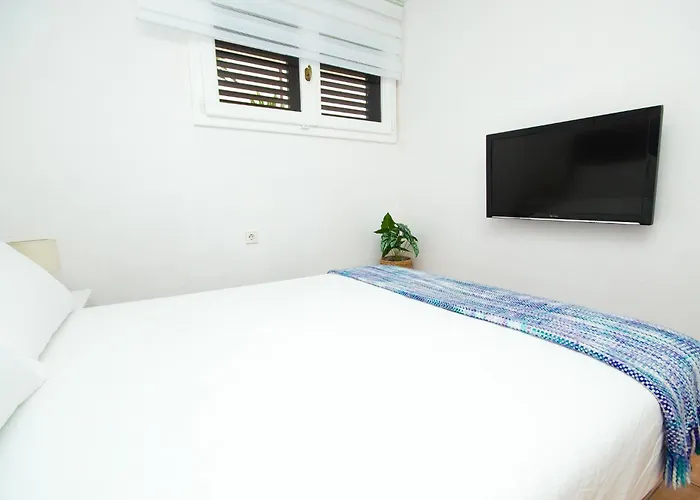 Elena - By Az Apartment *